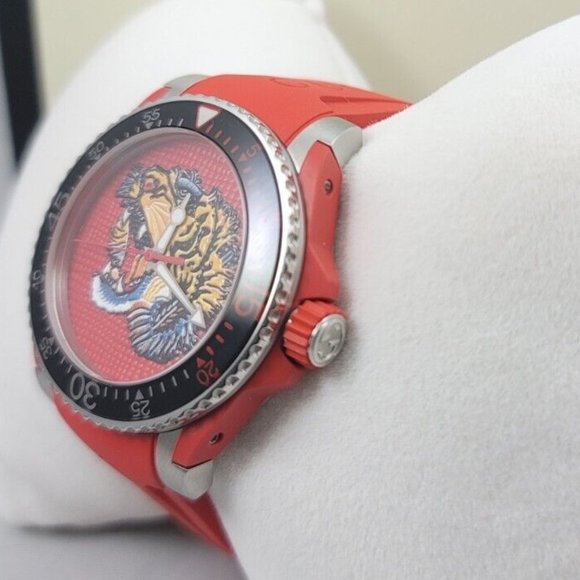 GUCCI Dive, Limited Edition Tiger Head Dial with a Red Rubber Band NEW YA136315 - Picture 5 of 6
